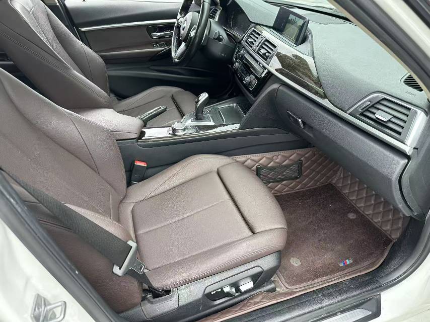 BMW 3 Series 2018 car image #16