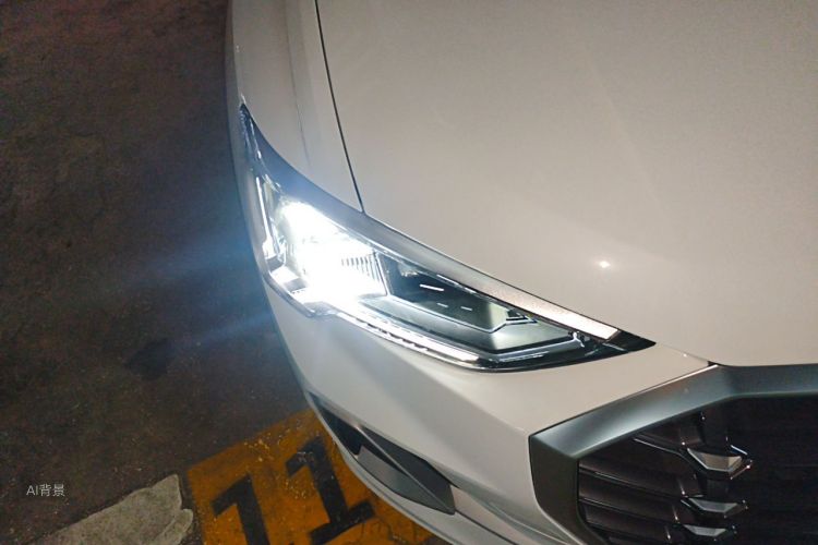 Audi Q3 2020 car image #8