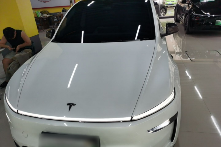 Tesla Model Y 2025 #3 Tesla Model Y 2025 car image #3