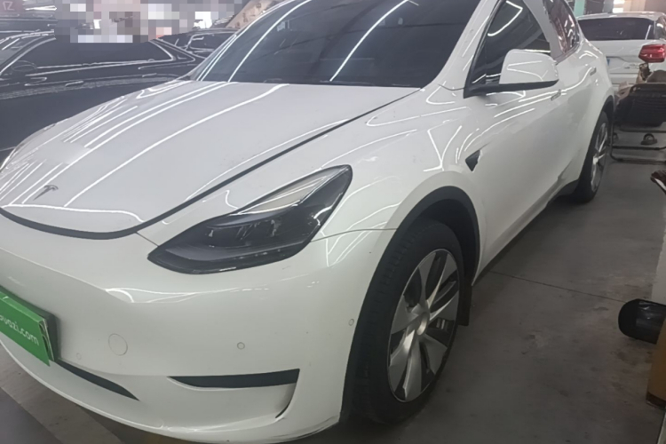 Tesla Model Y 2023 car image #2