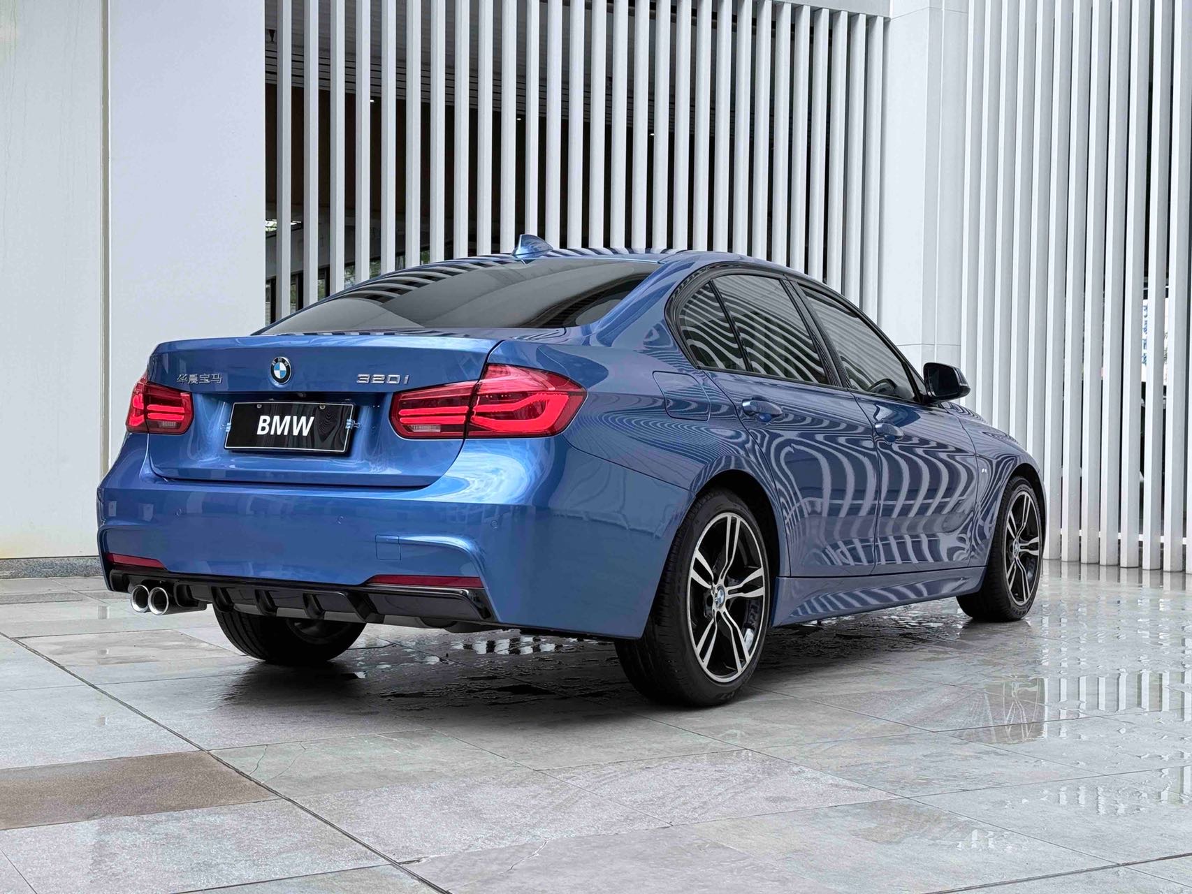 BMW 3 Series 2019 car image #16