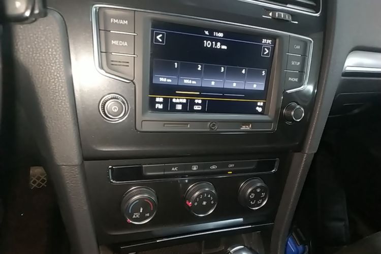 Volkswagen Golf 2017 car image #13