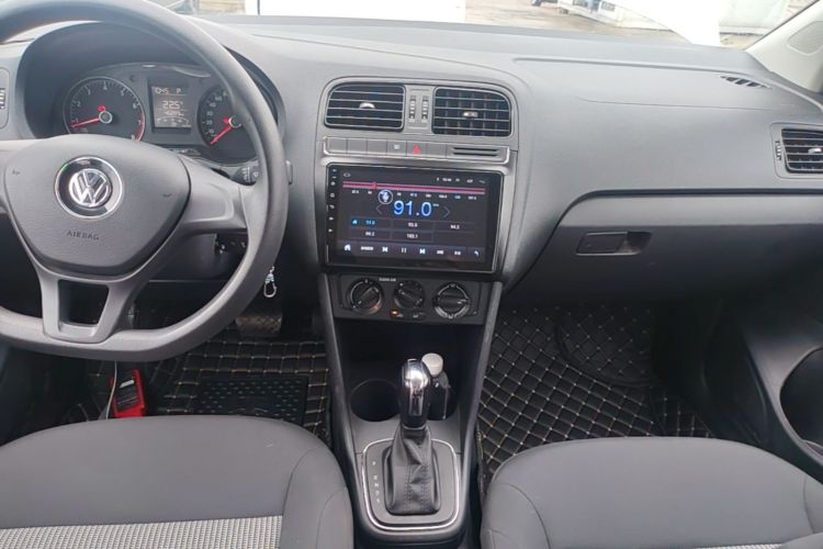Volkswagen Polo 2017 car image #13