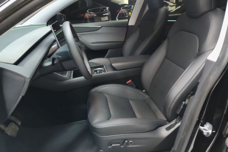 Tesla Model Y 2025 immagine di auto #15