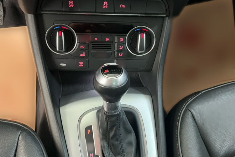Audi Q3 2019 car image #19