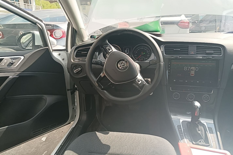 Volkswagen Golf 2018 car image #15
