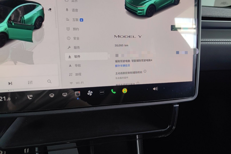 Tesla Model Y 2025 immagine di auto #12