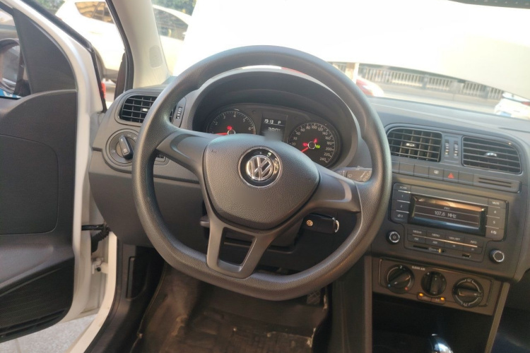 Volkswagen Polo 2016 car image #15