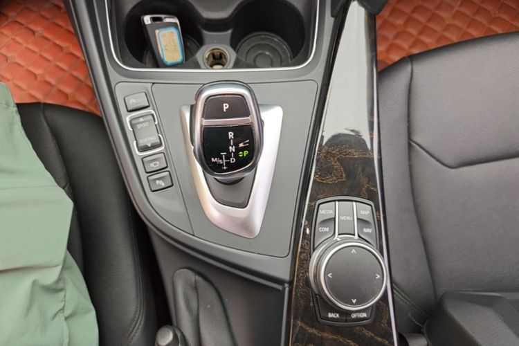 BMW 3 Series 2019 car image #14