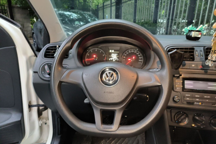 Volkswagen Polo 2015 car image #11