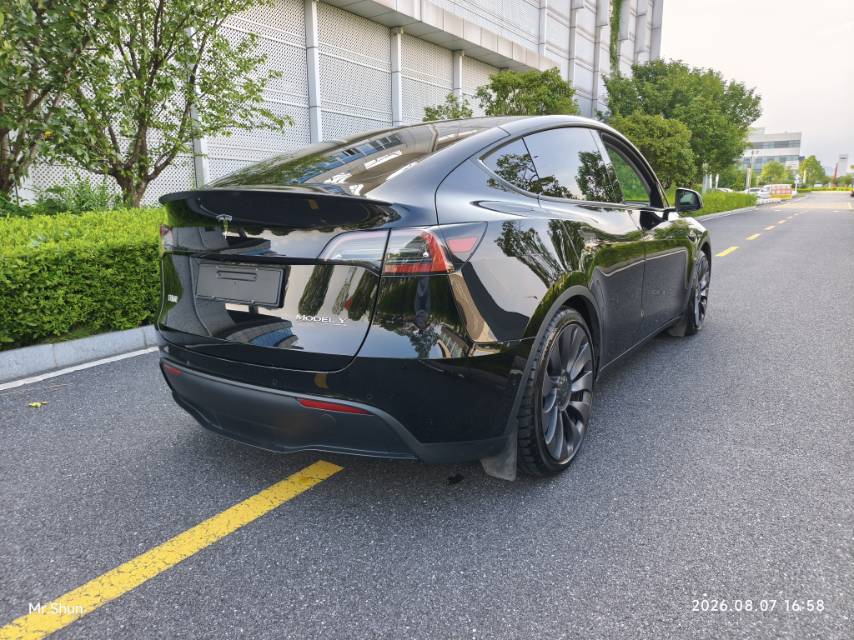 Tesla Model Y 2024 #4 Tesla Model Y 2024 car image #4
