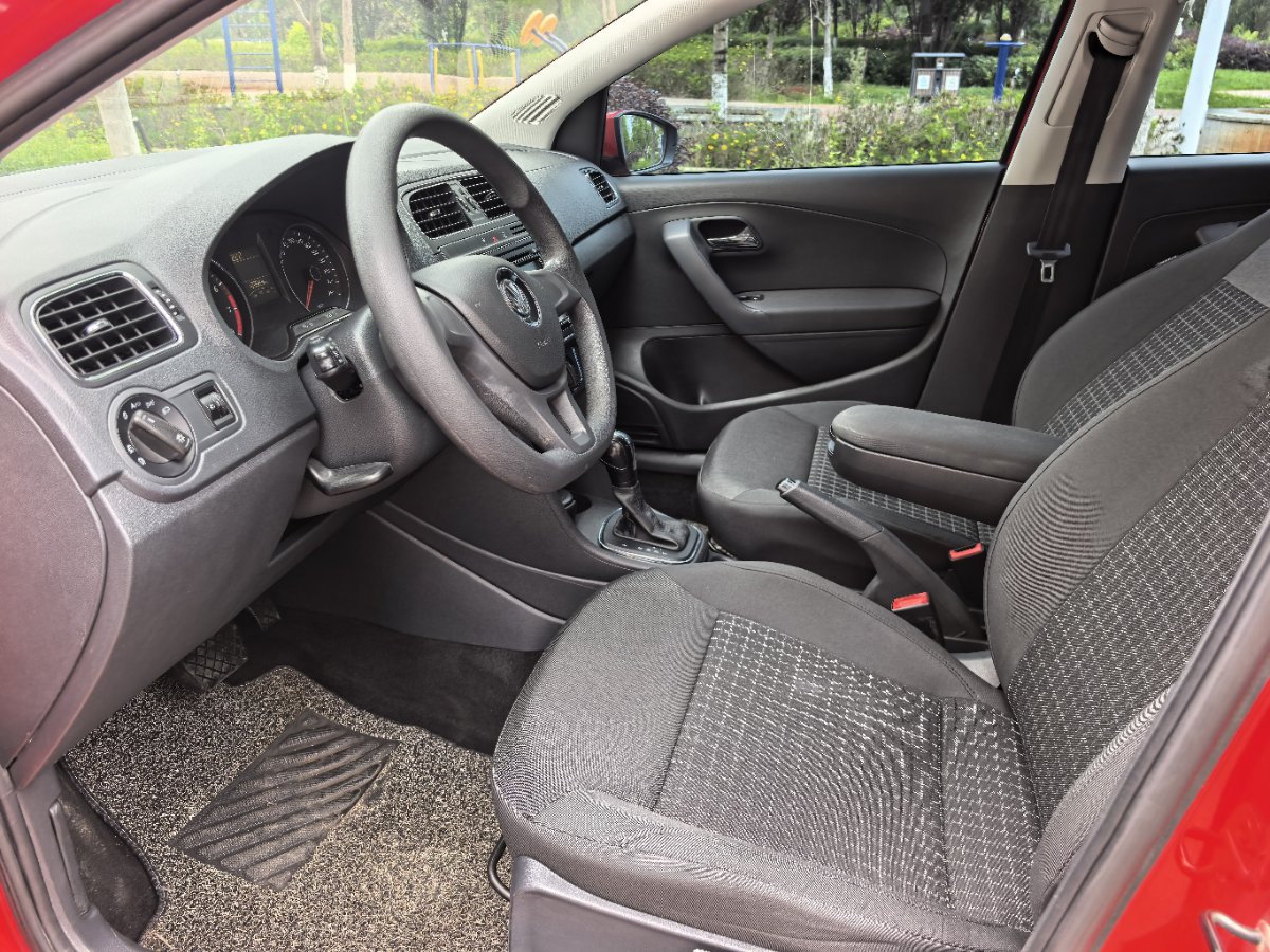 Volkswagen Polo 2014 car image #6