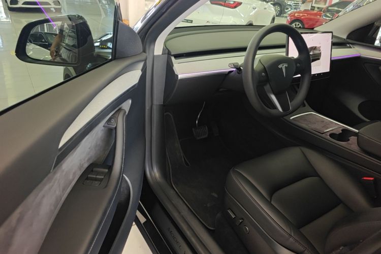 Tesla Model Y 2023 #16 Tesla Model Y 2023 car image #16
