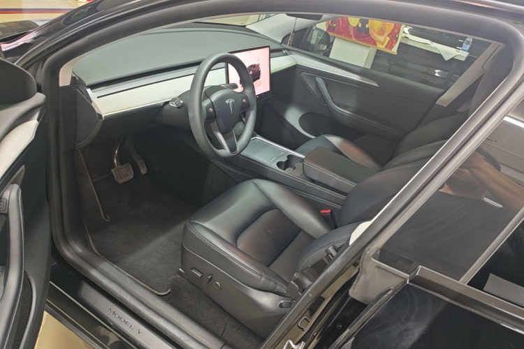 Tesla Model Y 2023 #16 Tesla Model Y 2023 car image #16