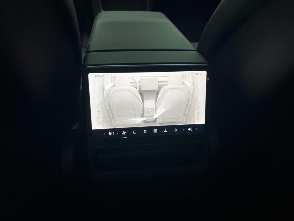 Tesla Model Y 2025 car image #9