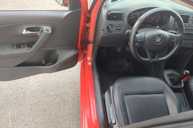 Volkswagen Polo 2015 car image #16