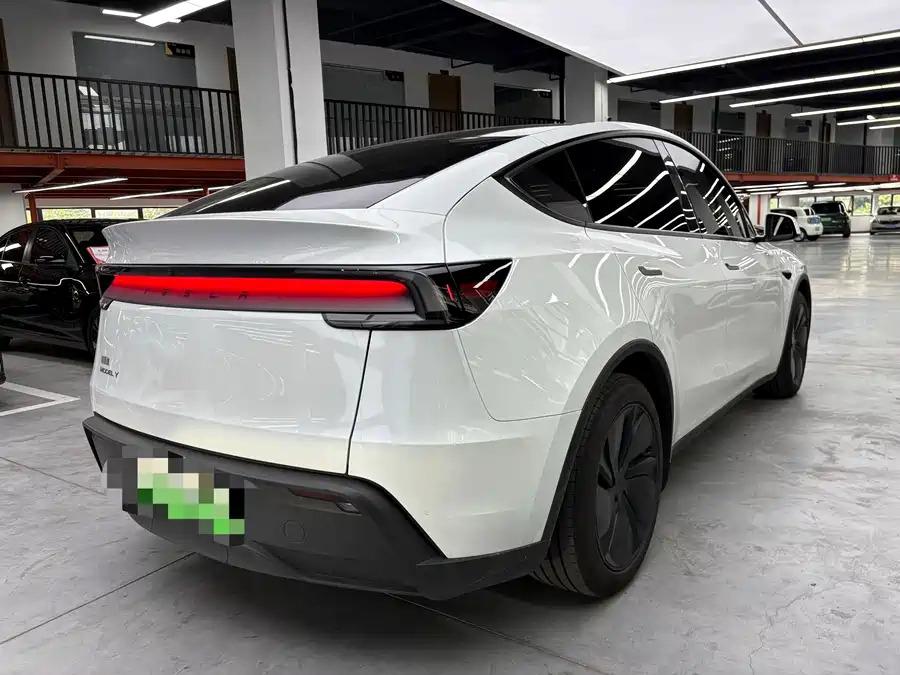 Tesla Model Y 2025 #7 Tesla Model Y 2025 car image #7