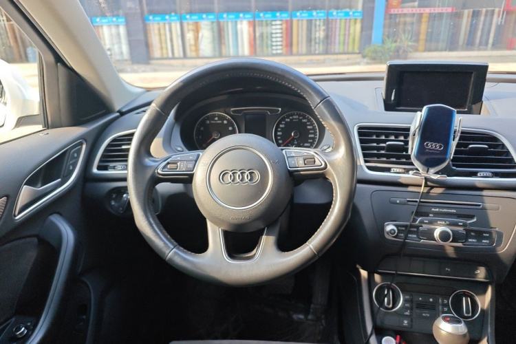 Audi Q3 2019 car image #15