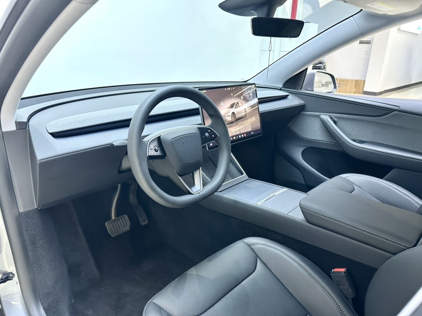 Tesla Model Y 2025 #8 Tesla Model Y 2025 car image #8