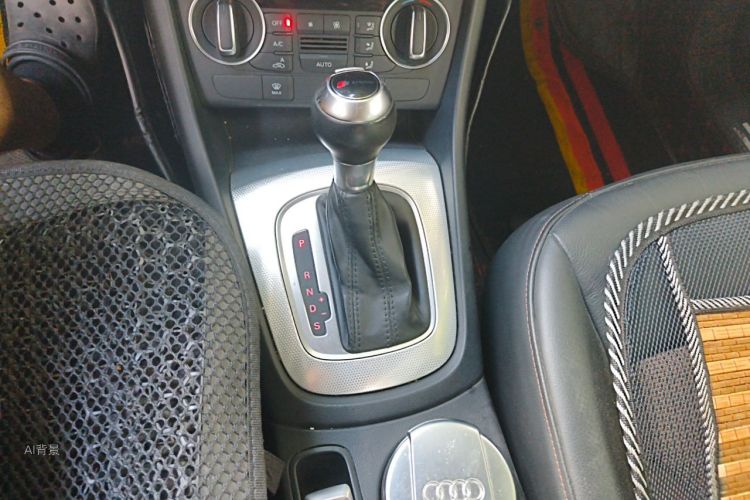 Audi Q3 2017 car image #16