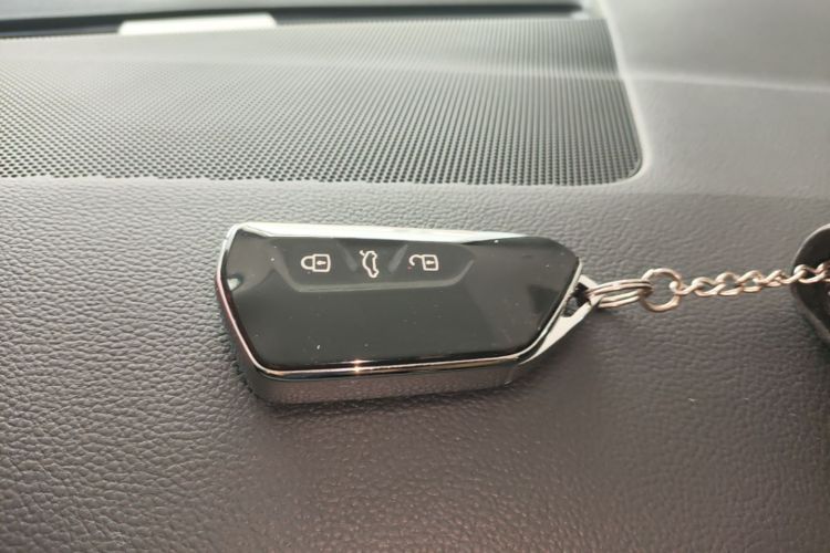 Volkswagen Golf 2023 car image #9