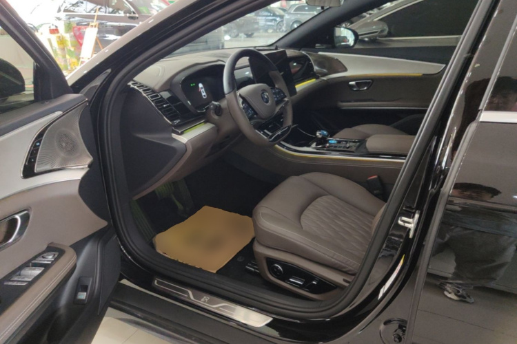BYD Han 2024 car image #16