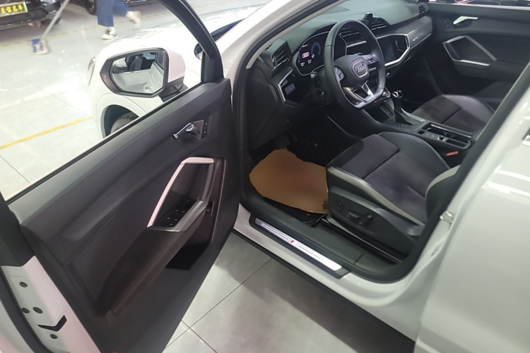 Audi Q3 2021 car image #16