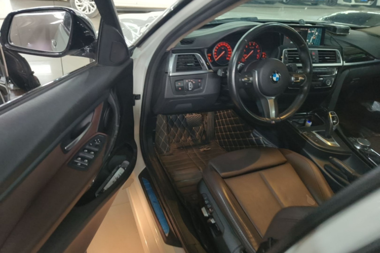 BMW 3 Series 2018 car image #16