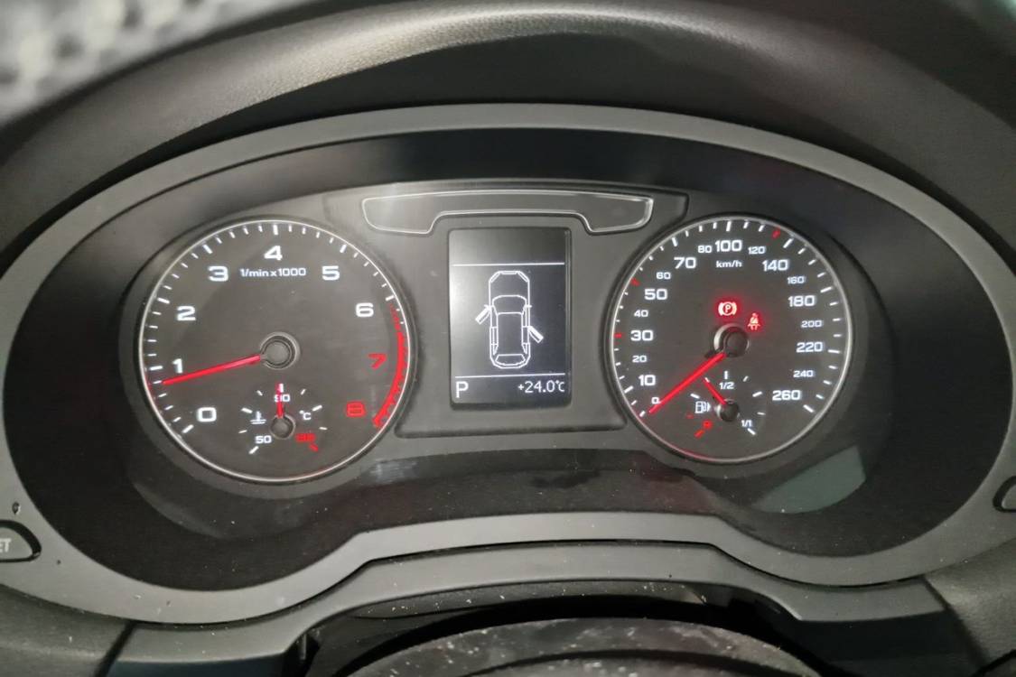 Audi Q3 2016 car image #24