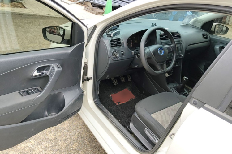 Volkswagen Polo 2016 car image #16