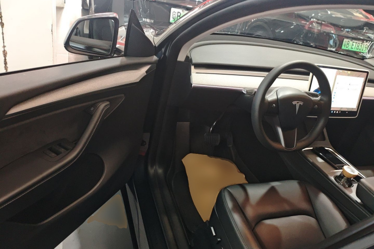 Tesla Model Y 2024 car image #16