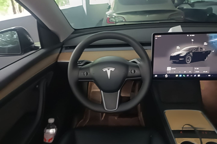 Tesla Model Y 2022 immagine di auto #11