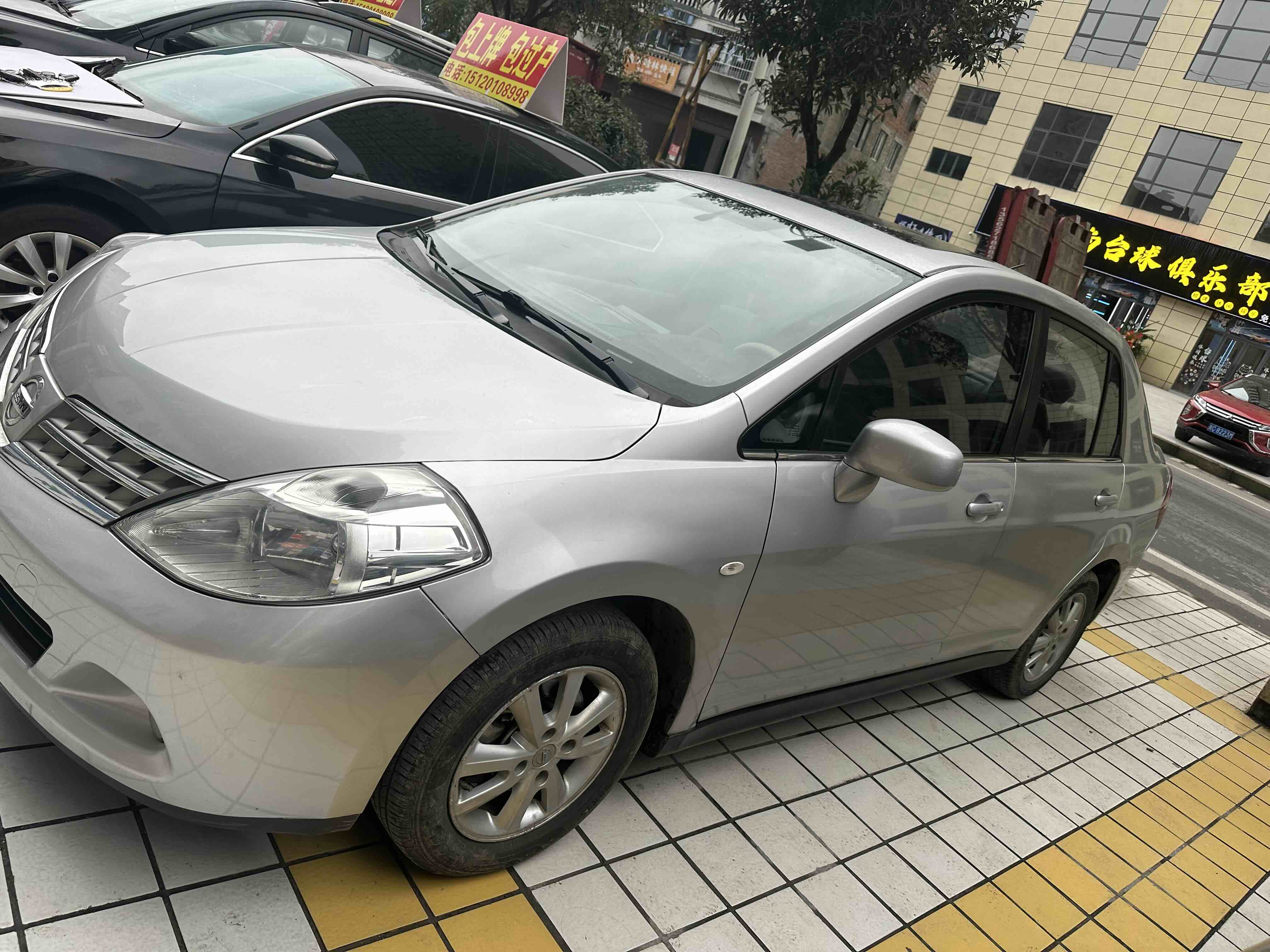 Nissan Tiida Sedan 2009 汽车图片 