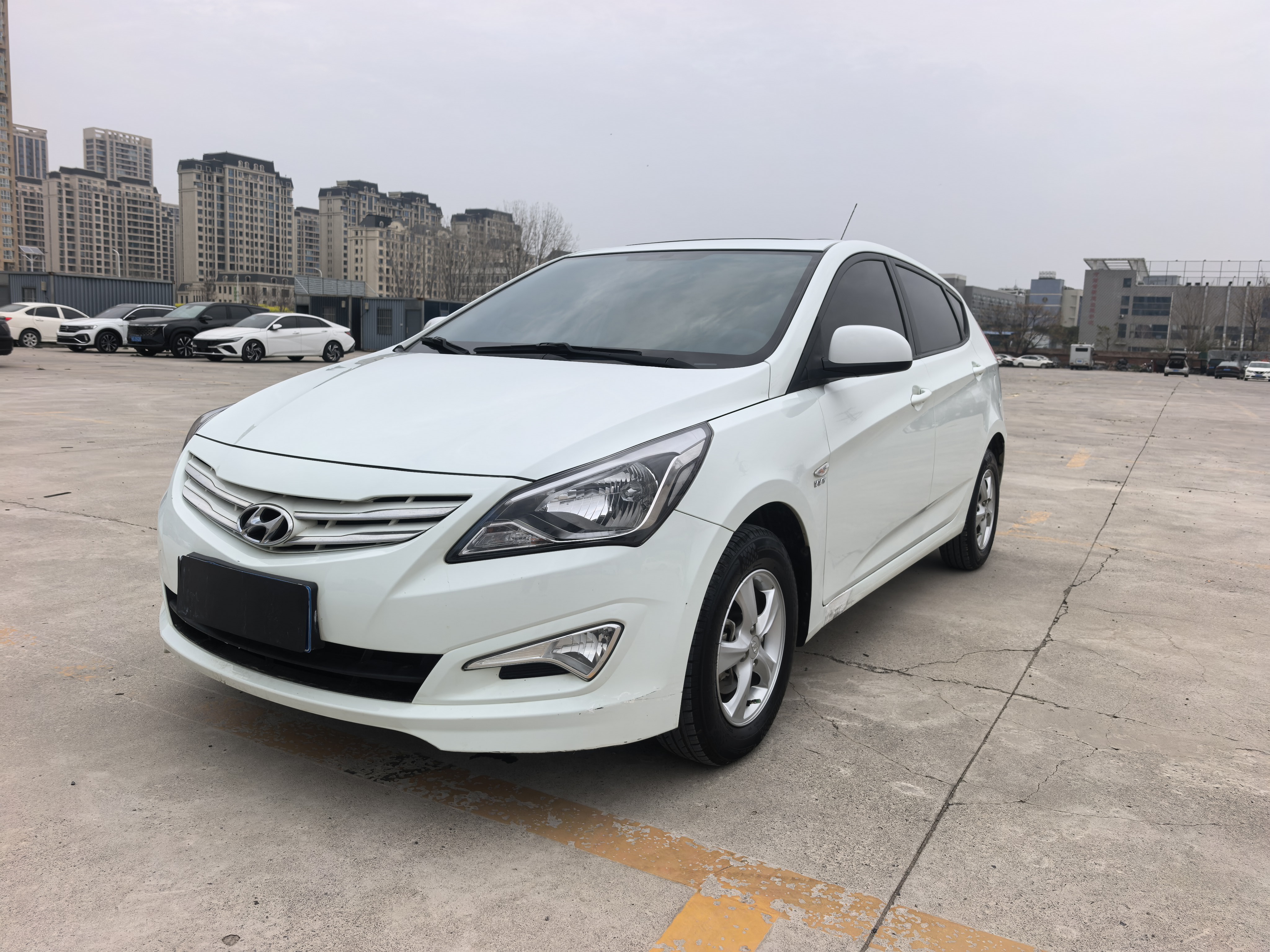 Hyundai Reina Hatchback 2017 immagine di auto 