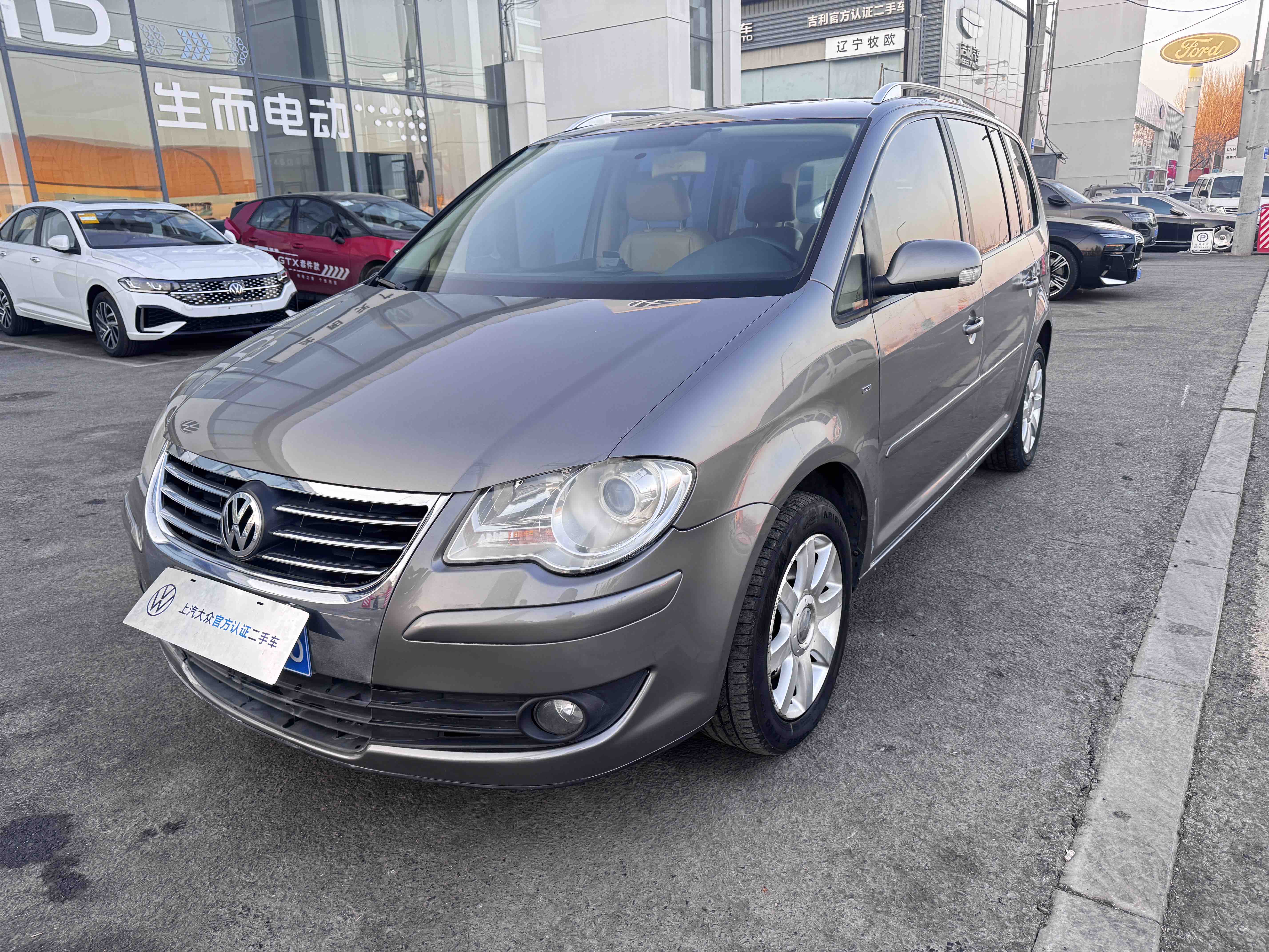 Volkswagen Touran 2011 car image 