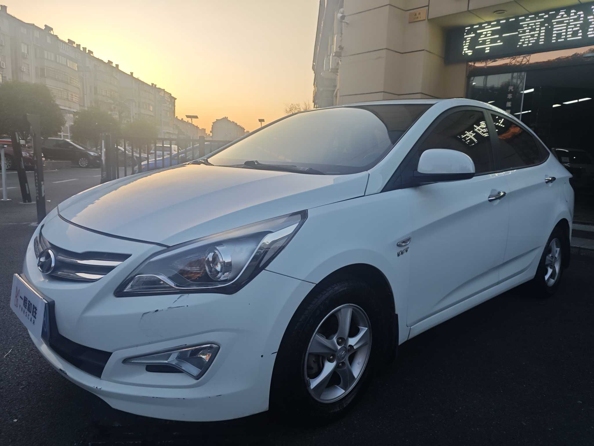 Hyundai Reina 2016 car image 