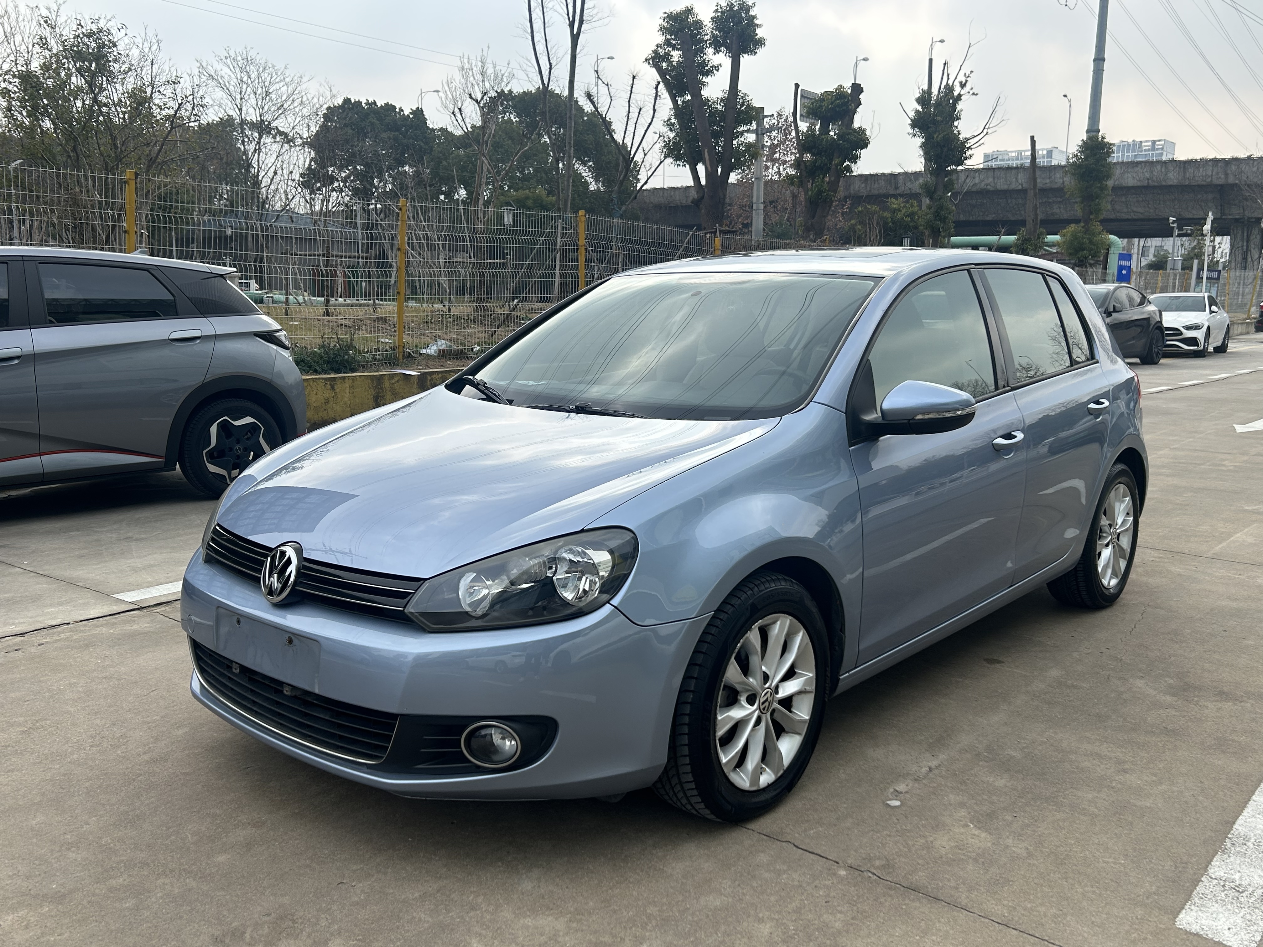 Volkswagen Golf 2012 car image 