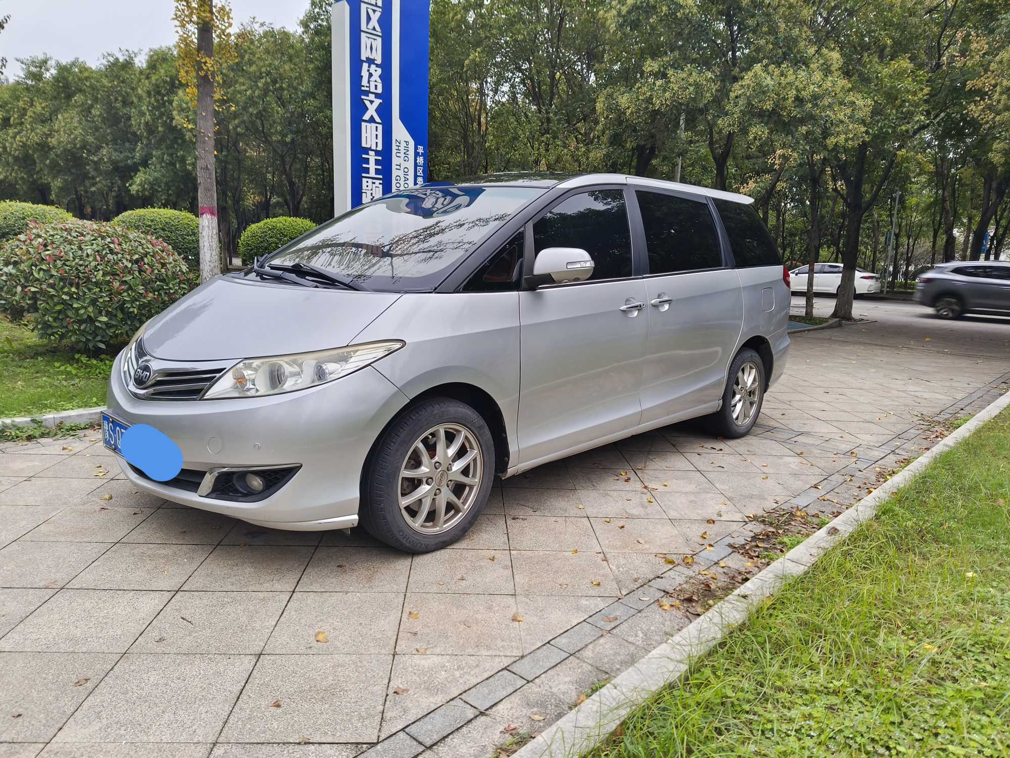 BYD M6 2014 car image 