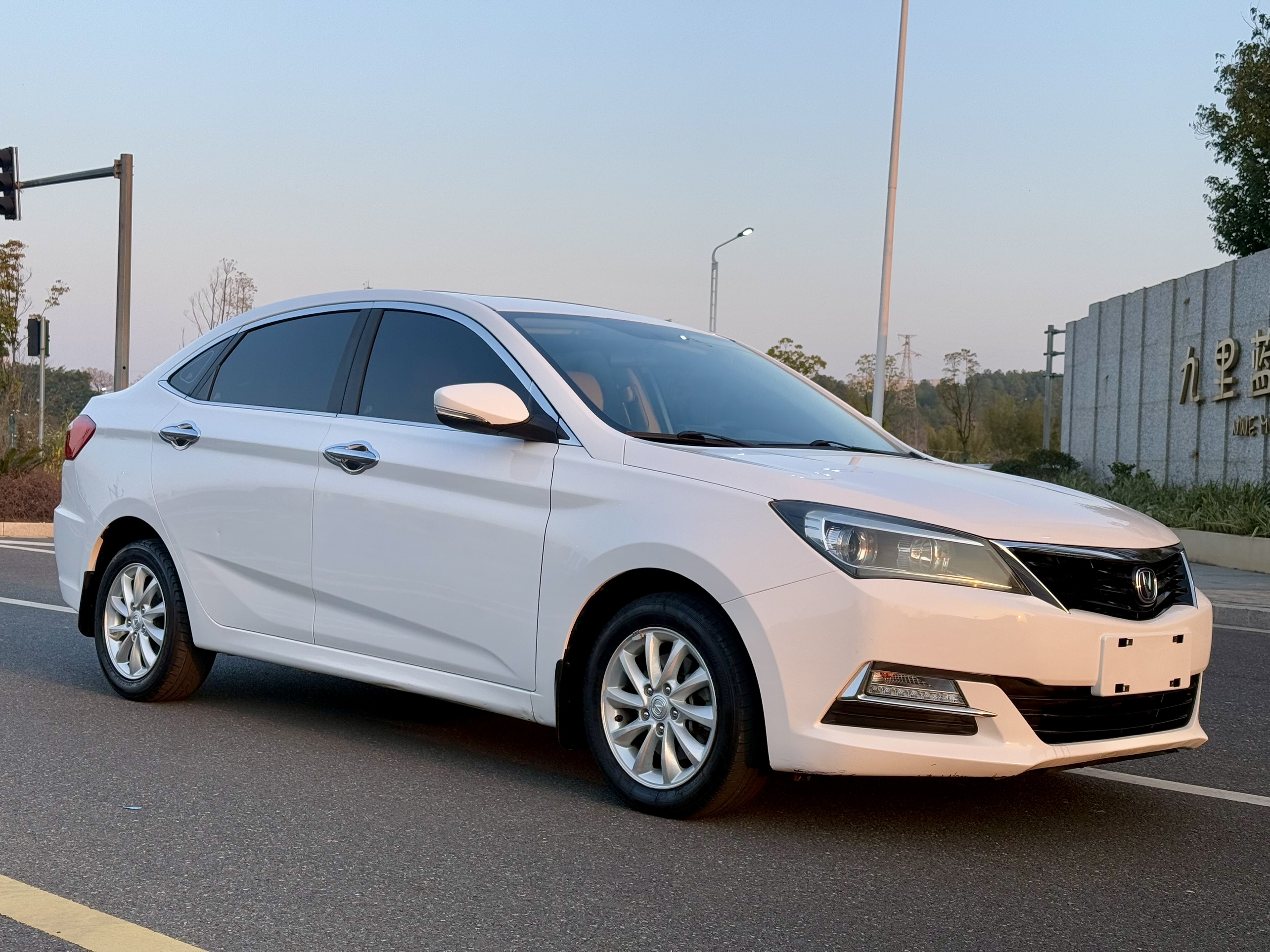 Changan Alsvin V7 2016 car image 