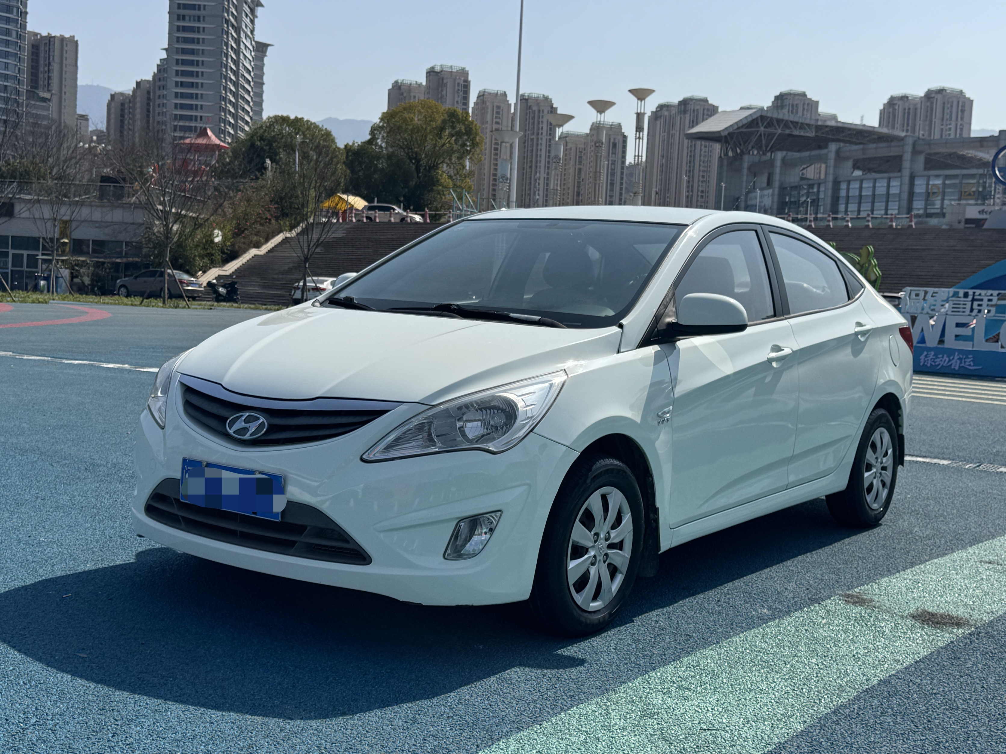 Hyundai Reina 2012 car image 