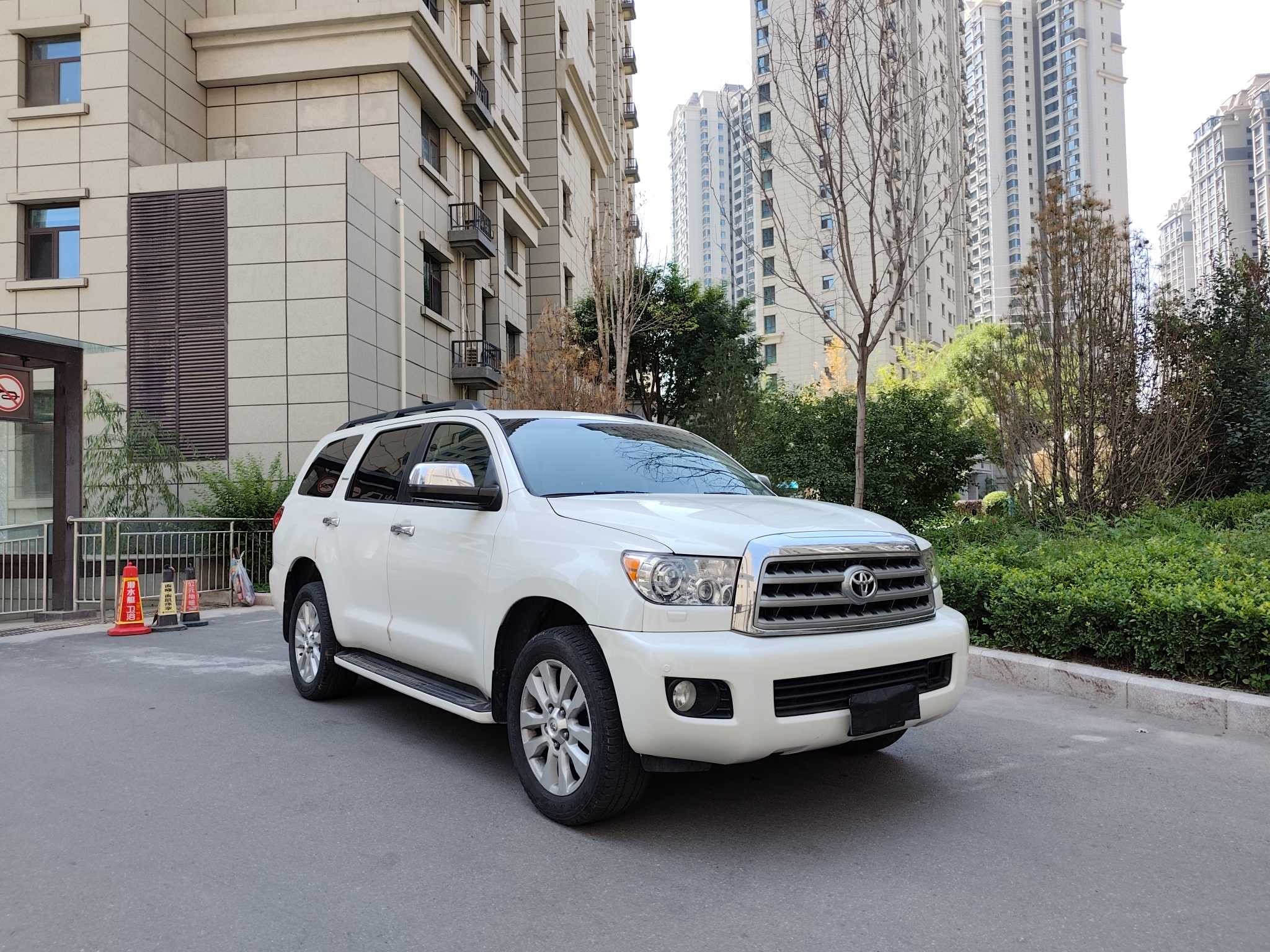Toyota Sequoia 2010 汽车图片 