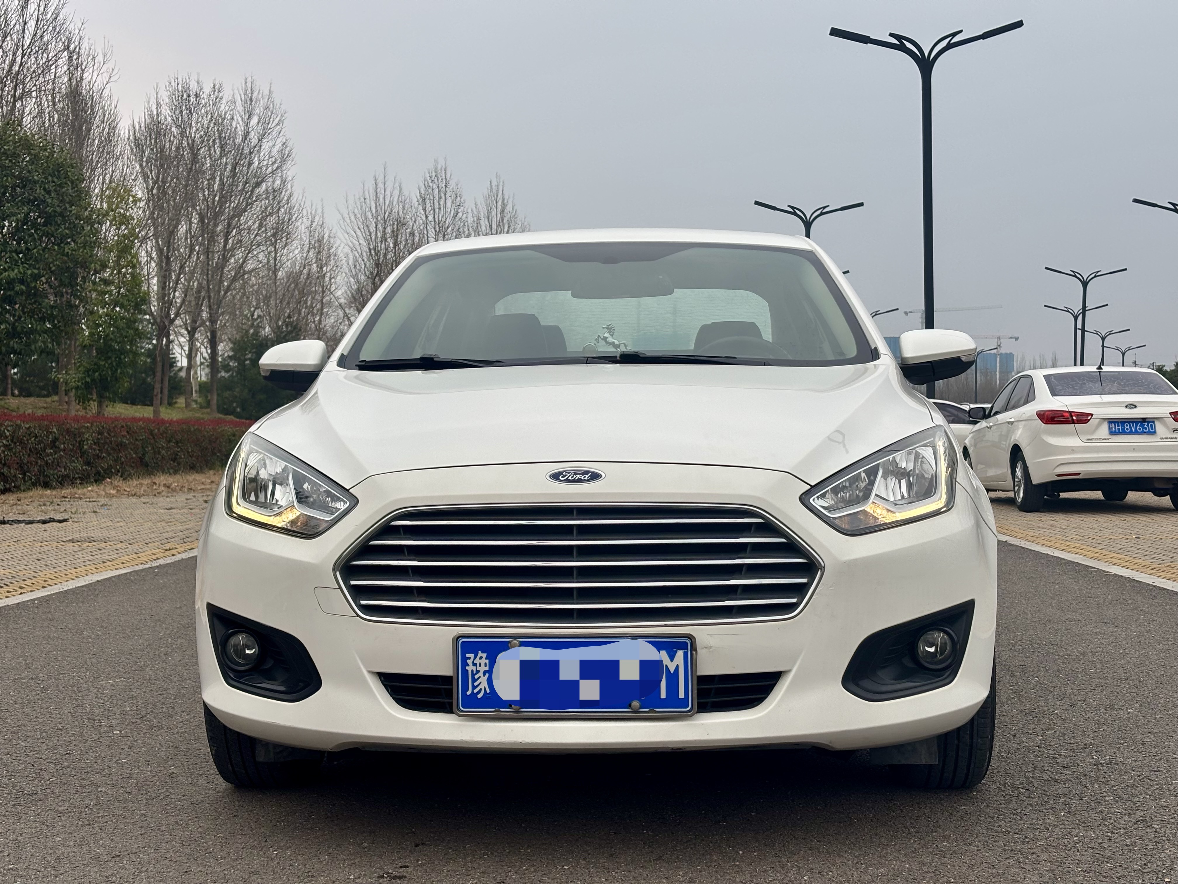 Ford Escort 2016 صورة سيارة 