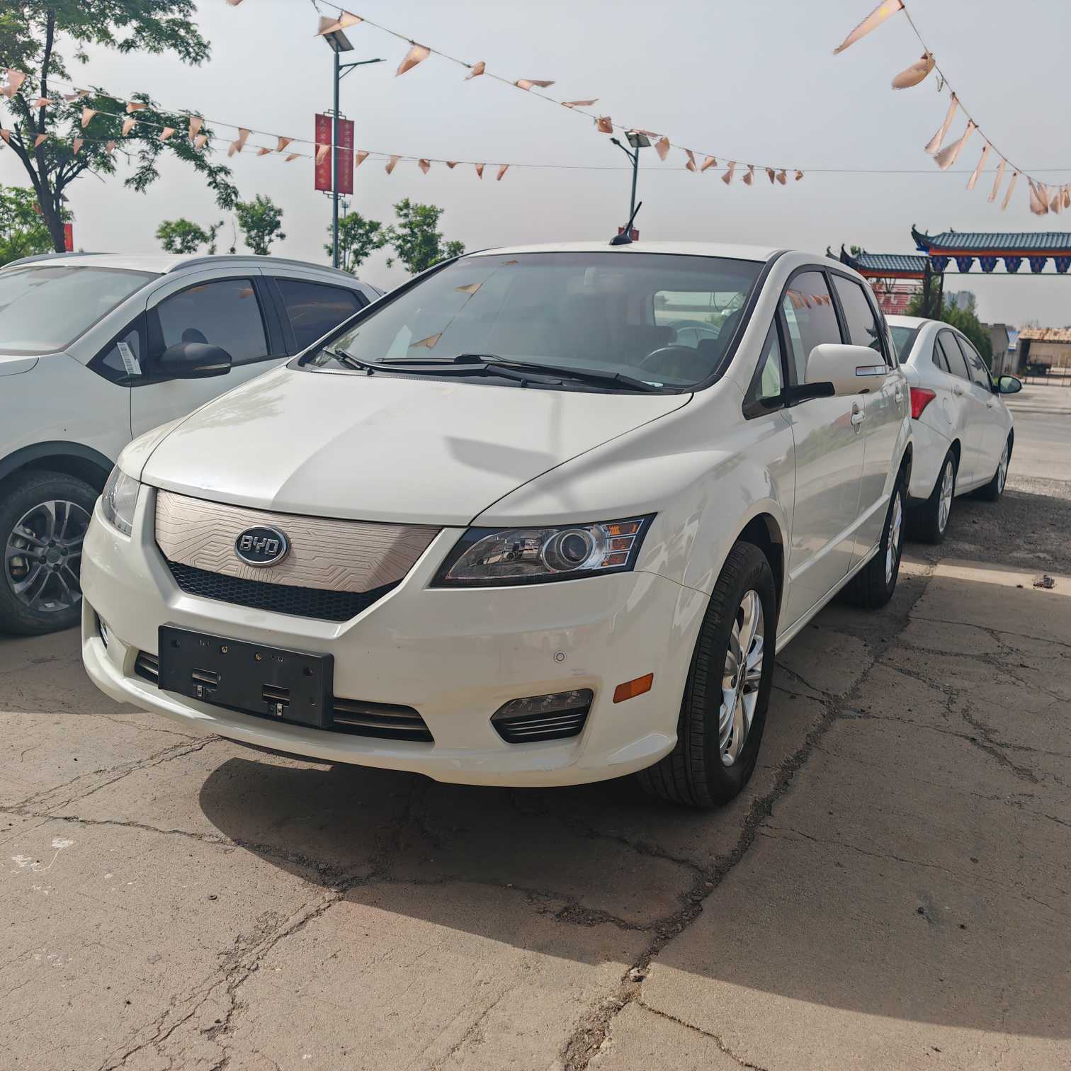 BYD e6 2016 car image 
