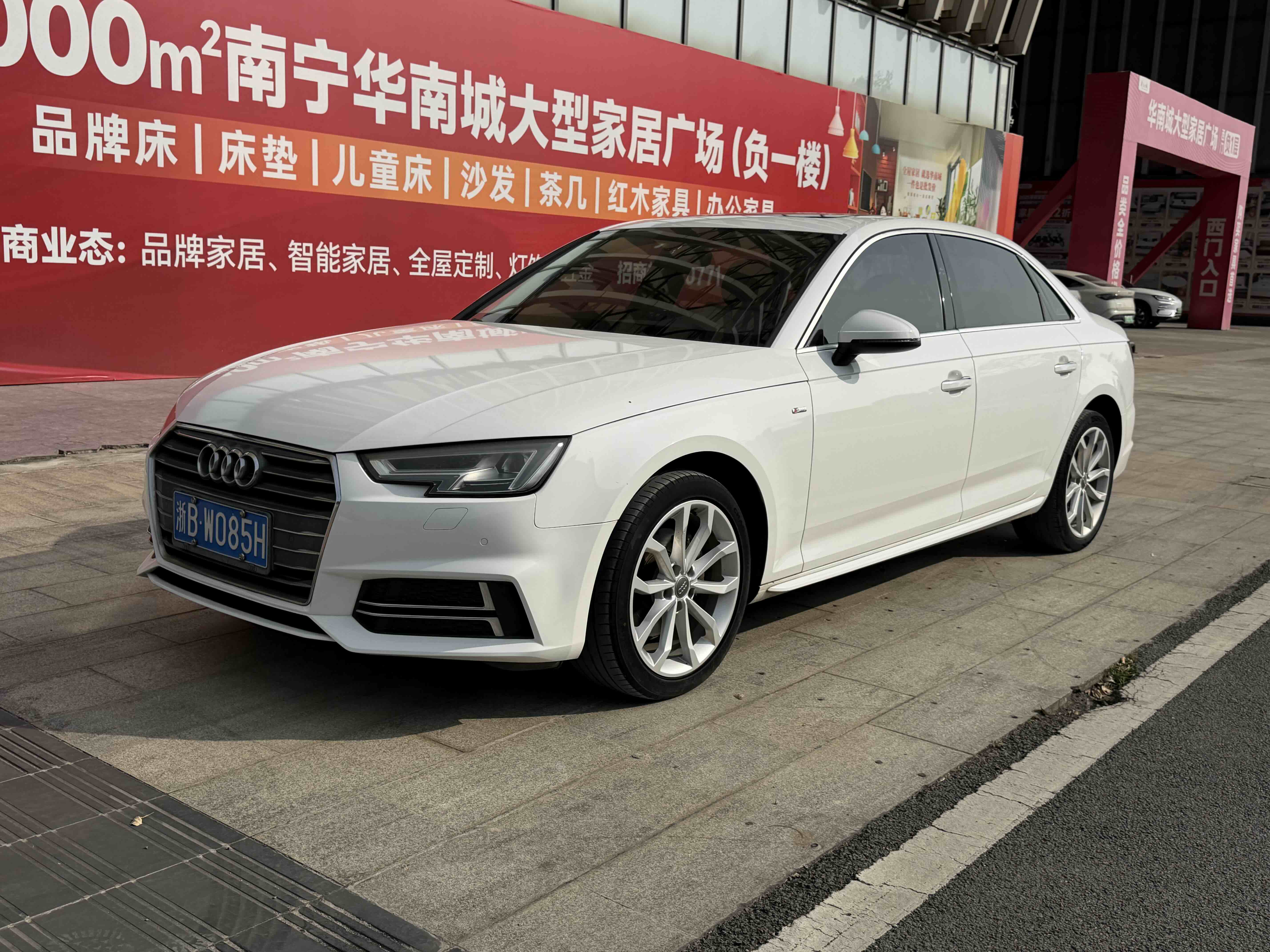 Audi A4L 2018 car image 