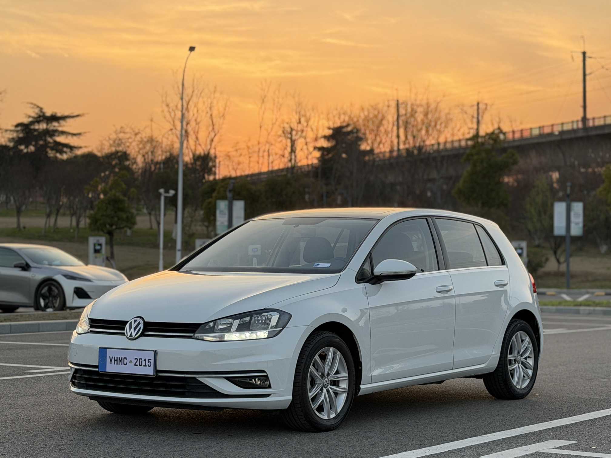 Volkswagen Golf 2018 car image 