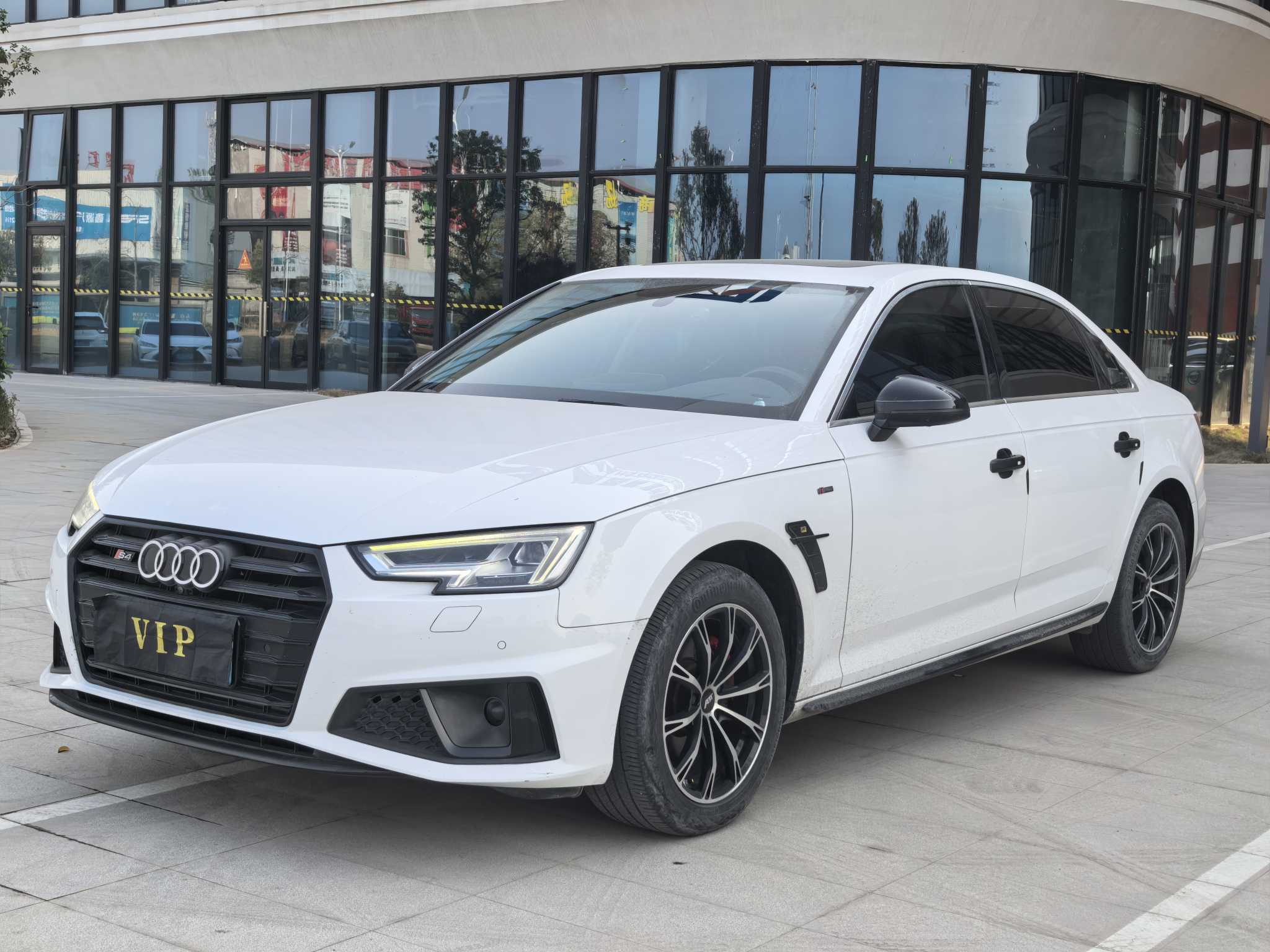 Audi A4L 2020 car image 