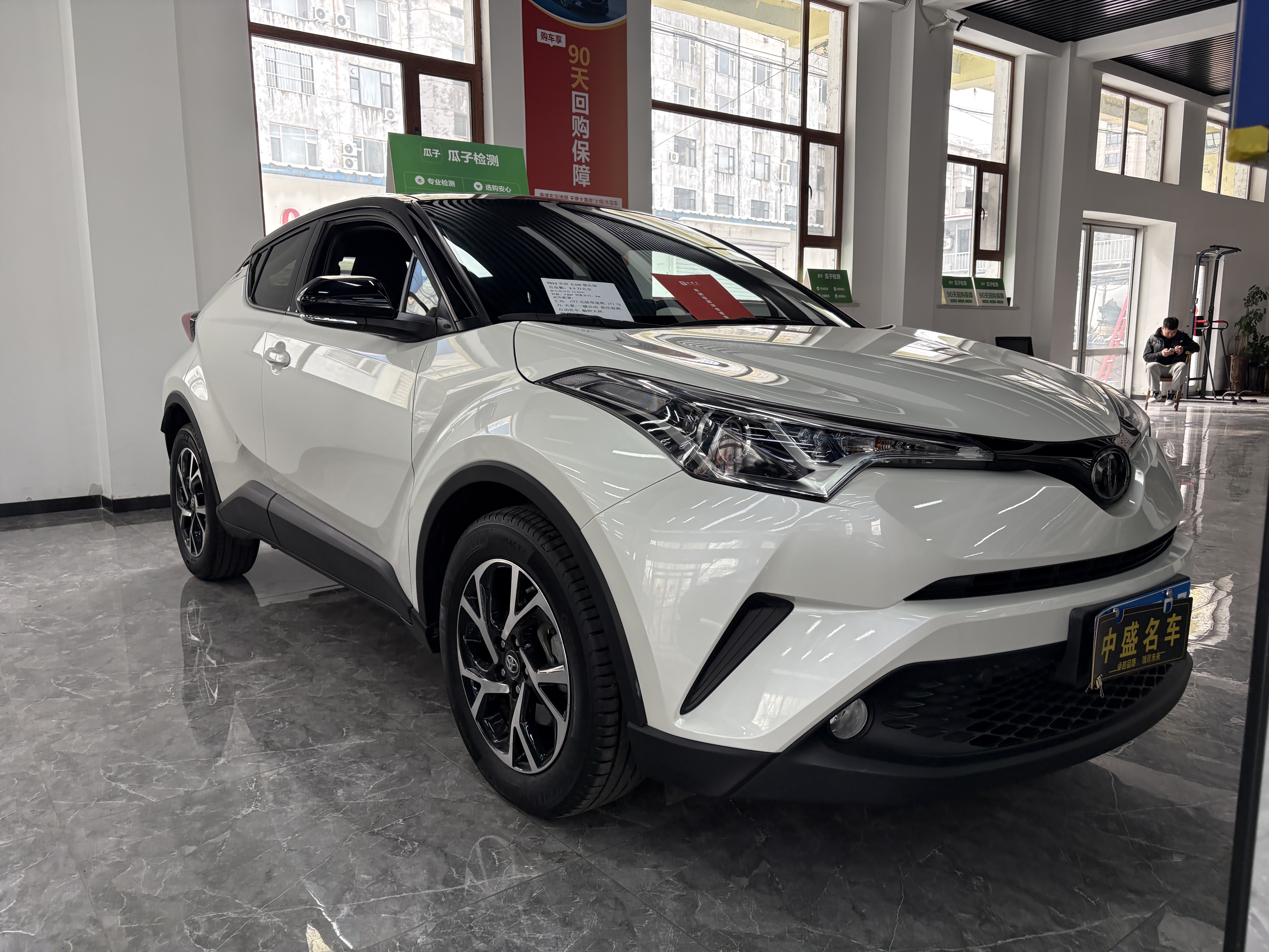 Toyota C-HR 2019 汽车图片 