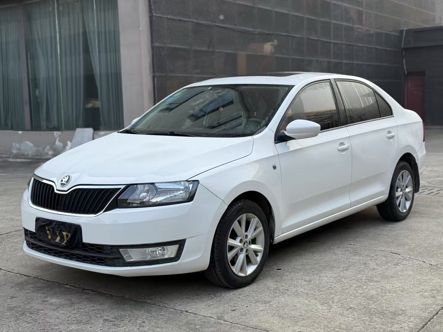 Skoda Rapid 2015 car image 