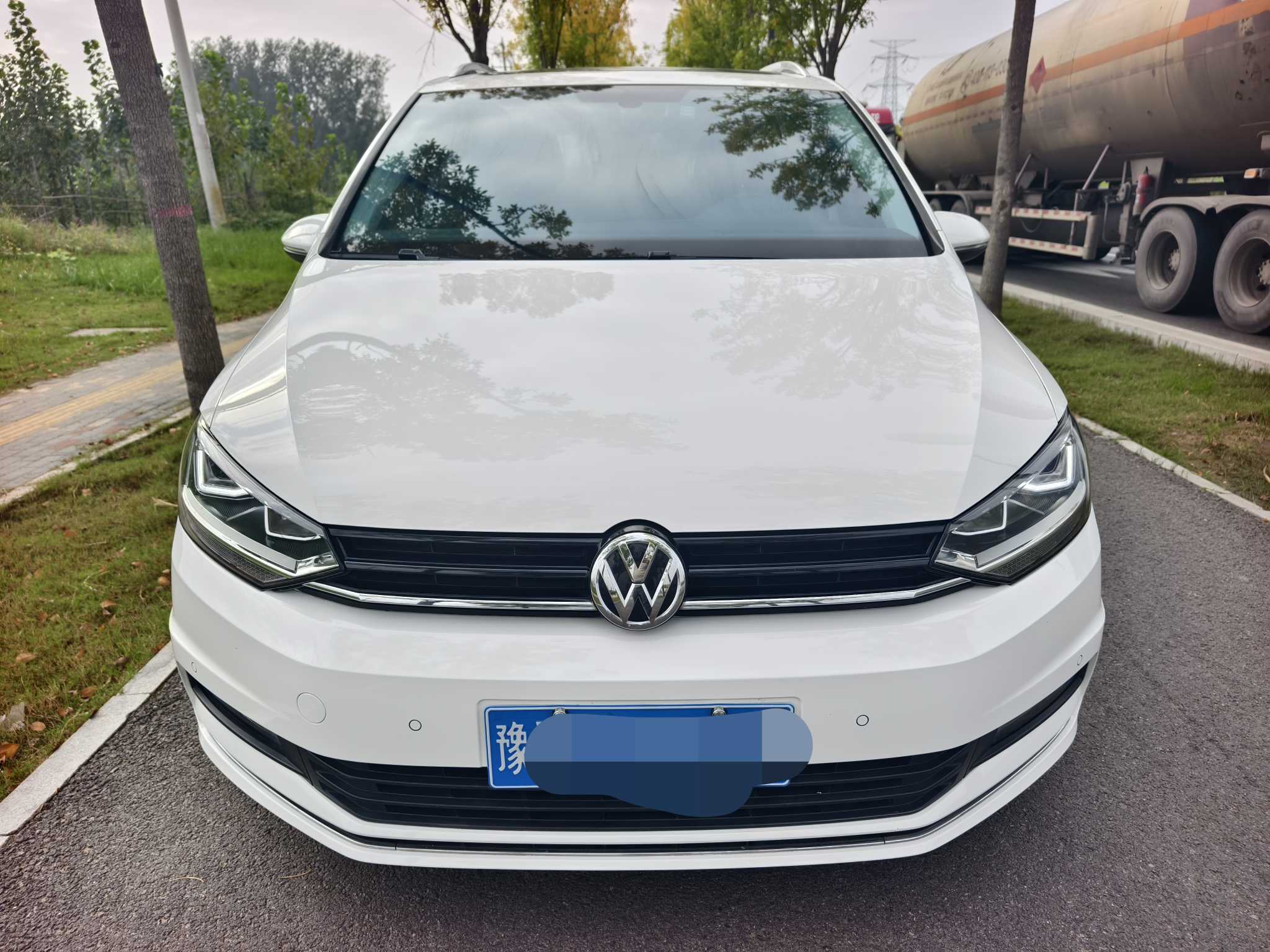 Volkswagen Touran 2018 car image 