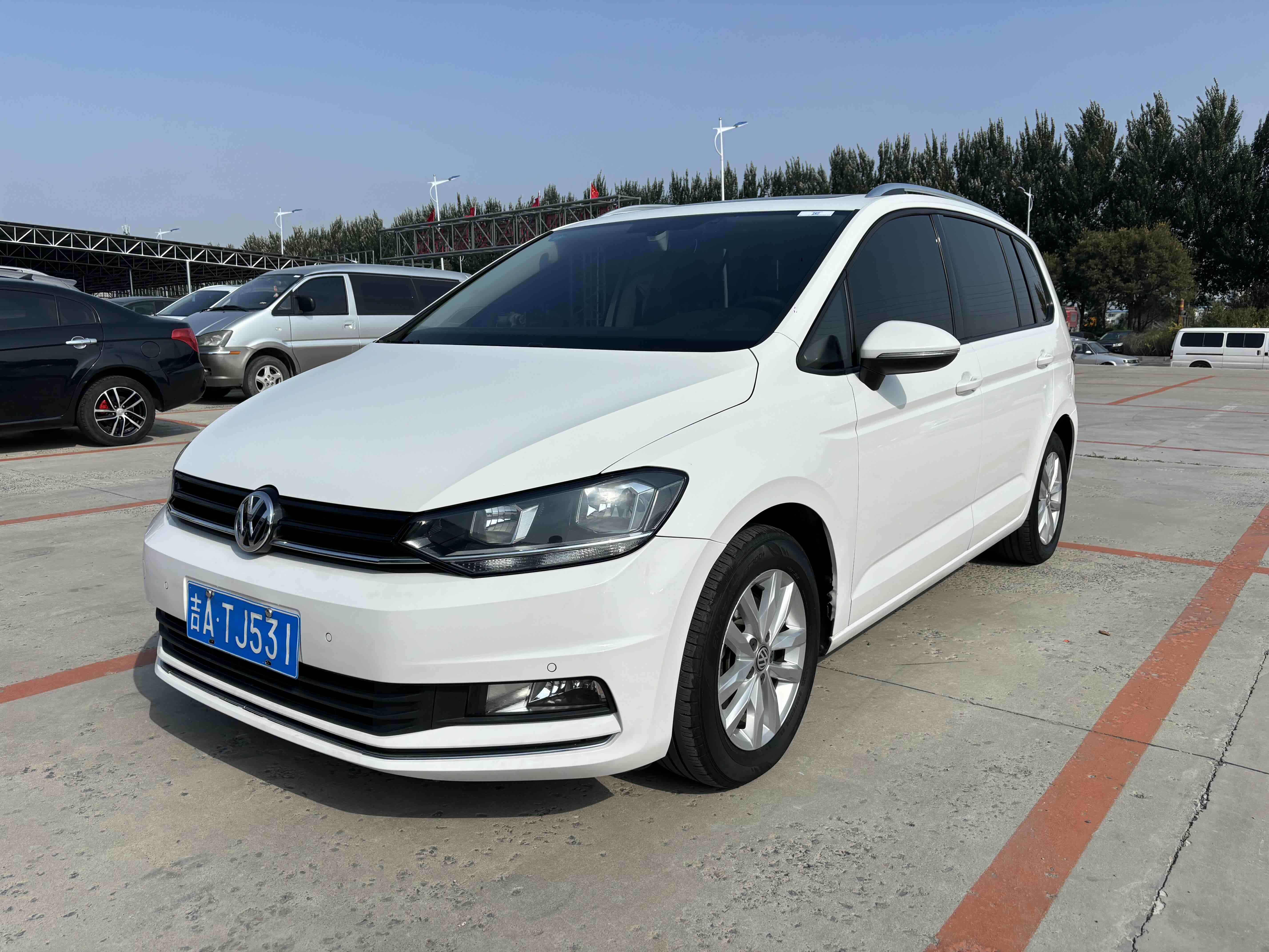 Volkswagen Touran 2018 car image 